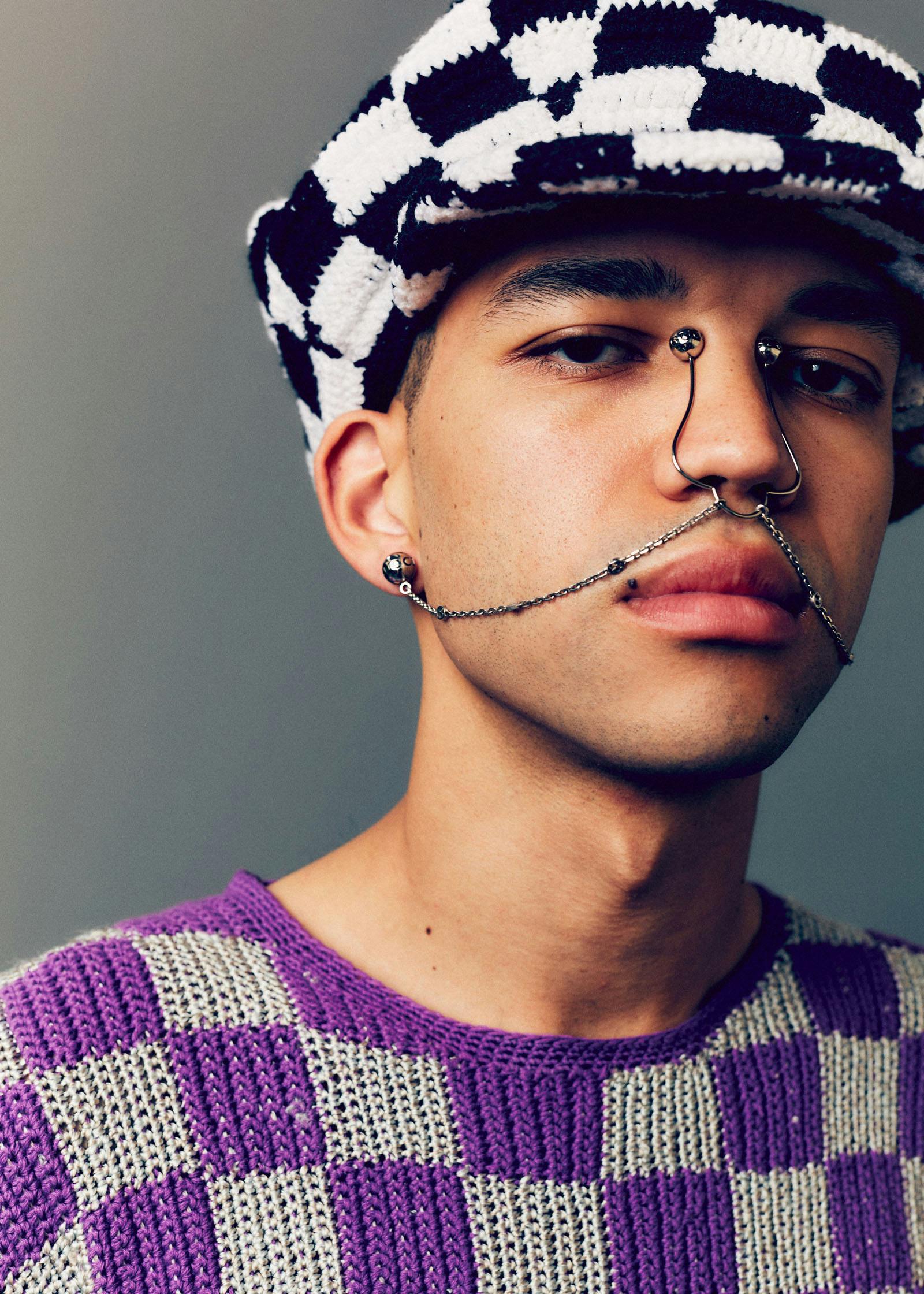 Top and hat JUDY TURNER Face jewelry GUCCI