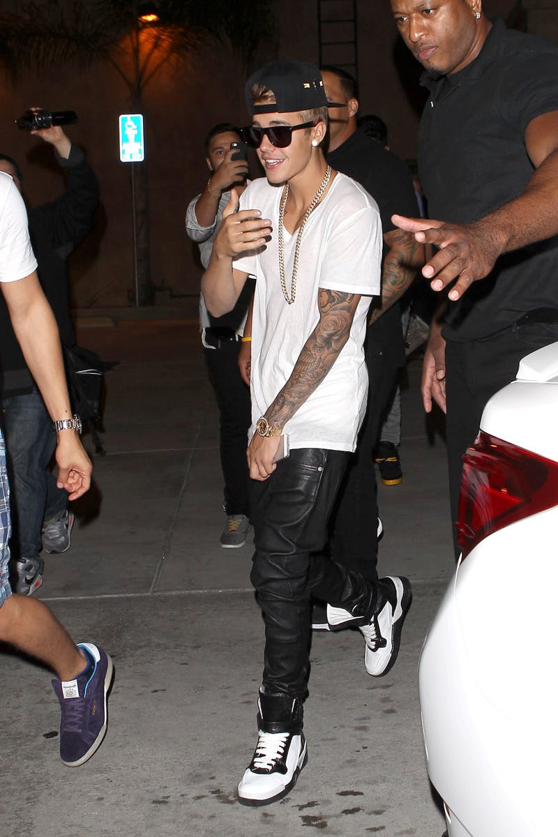 *EXCLUSIVE* Justin Bieber greets his fans after bowling at Pinz
