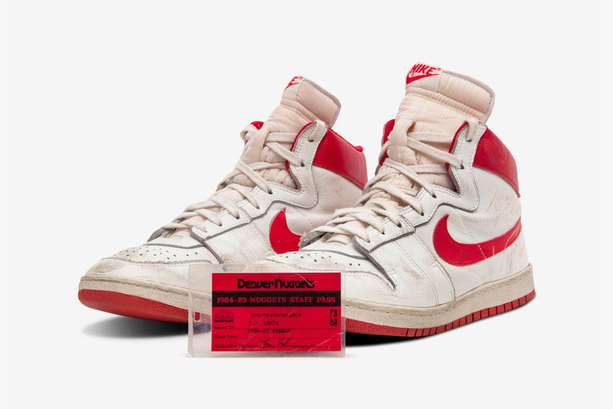penitencia Lugar de la noche extraterrestre Michael Jordan's Nike Air Ship Sneakers Sell for $1.47 Million
