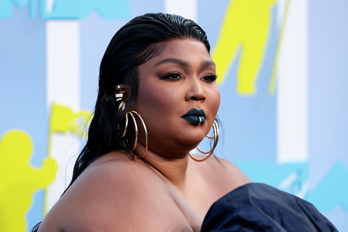 mtv-vmas-2022-red-carpet-style-goth-black-feat