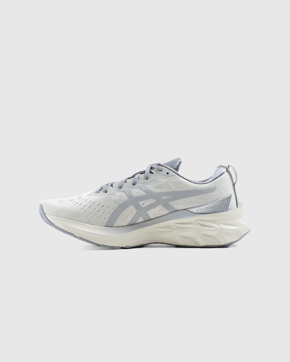 asics – Novablast 2 SPS Smoke Grey Piedmont Grey - Sneakers - Beige - Image 2