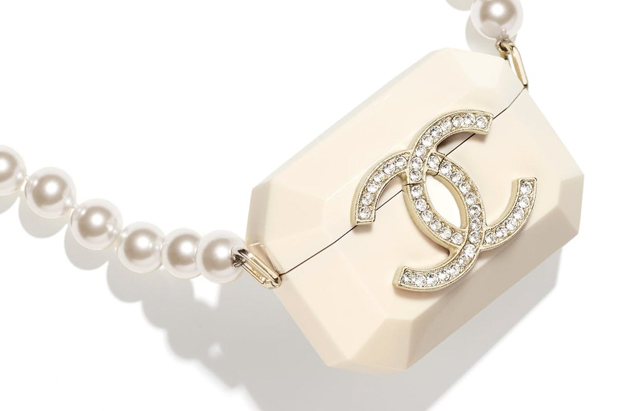 chanel-airpods-case-necklace-04