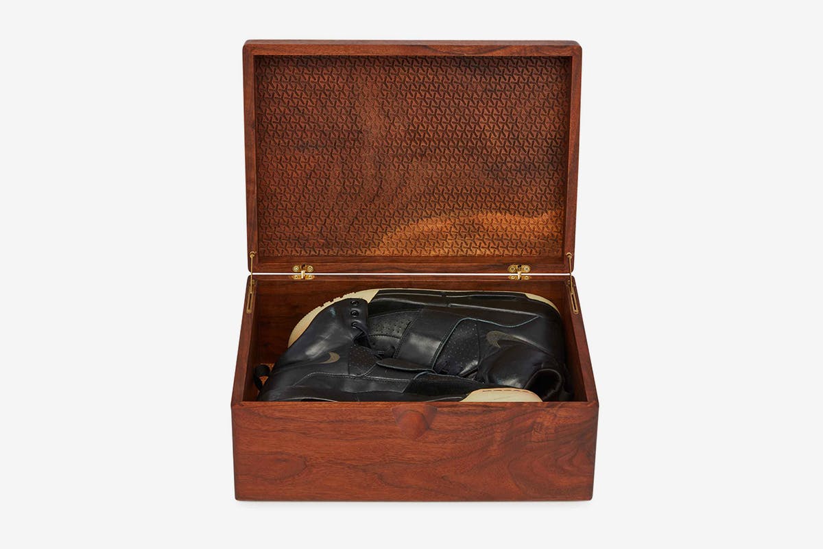 kanye-west-nike-air-yeezy-1-sale-sothebys-04