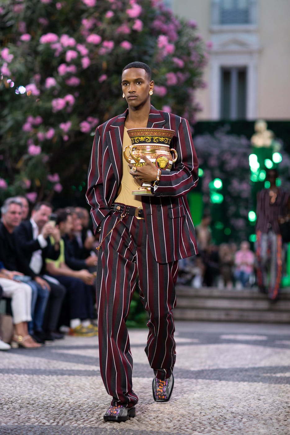versace-ss23-collection-runway-vase-accessories (4)
