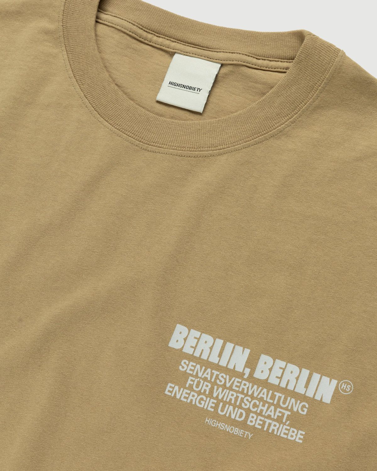 Highsnobiety – BERLIN, BERLIN 3 T-Shirt Military Green - T-Shirts - Beige - Image 4
