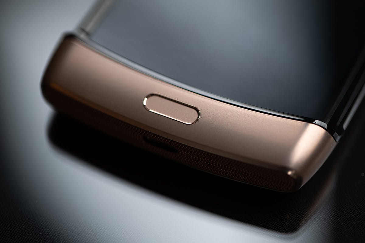 motorola-razr-blush-gold-02