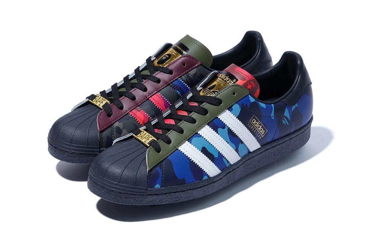 recluta aburrido crítico BAPE x adidas Superstar Mismatched Branding: Official Release Info