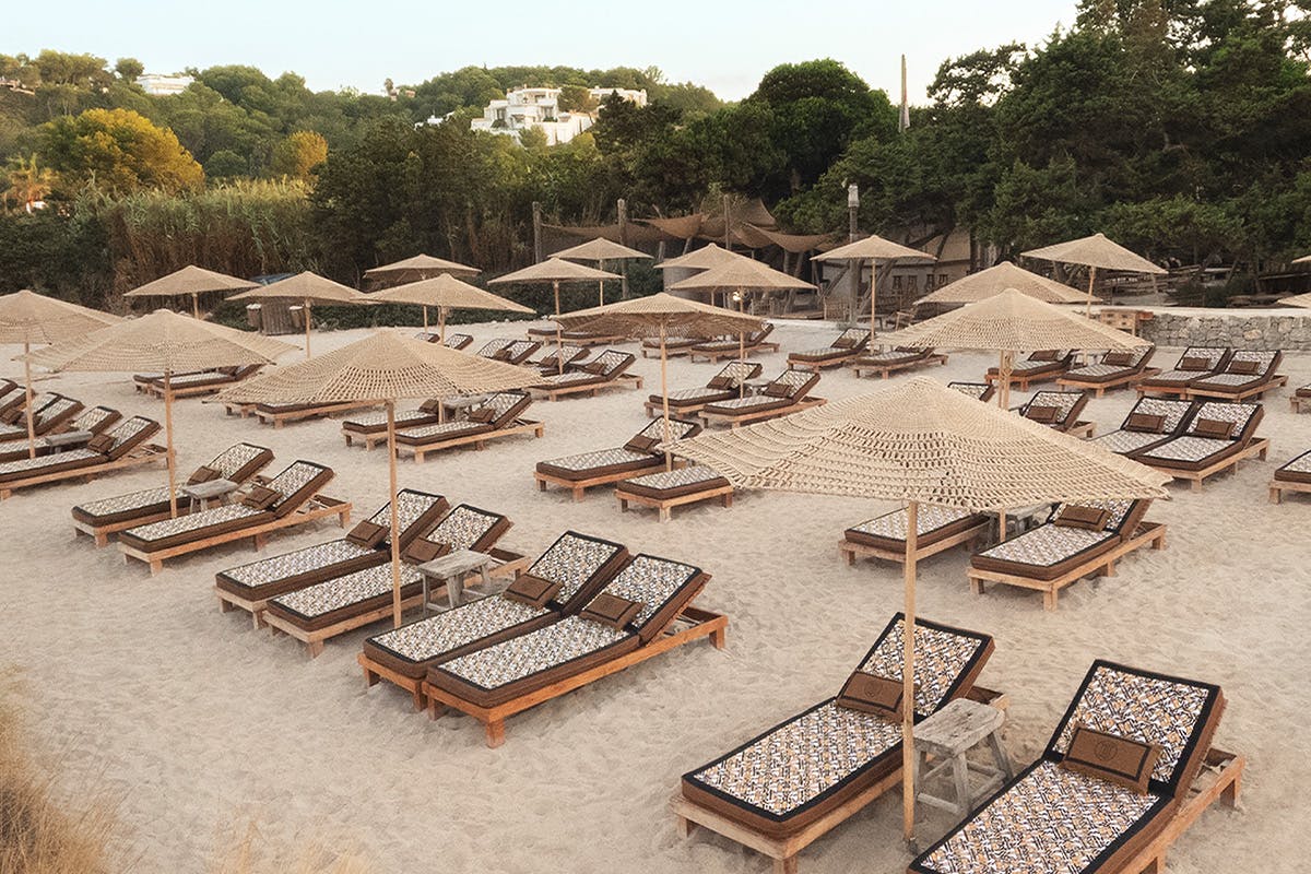 Burberry Takes Over Jondal Ibiza With Thomas Burberry Monogram - Vimarsana News