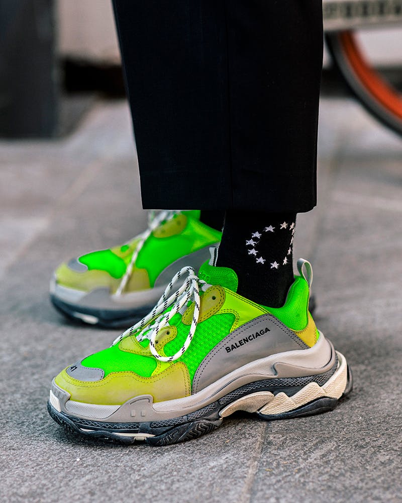 Milán, Italia De Septiembre 2018: El Hombre Con Amarillo Verde Balenciaga Sneakers Antes De