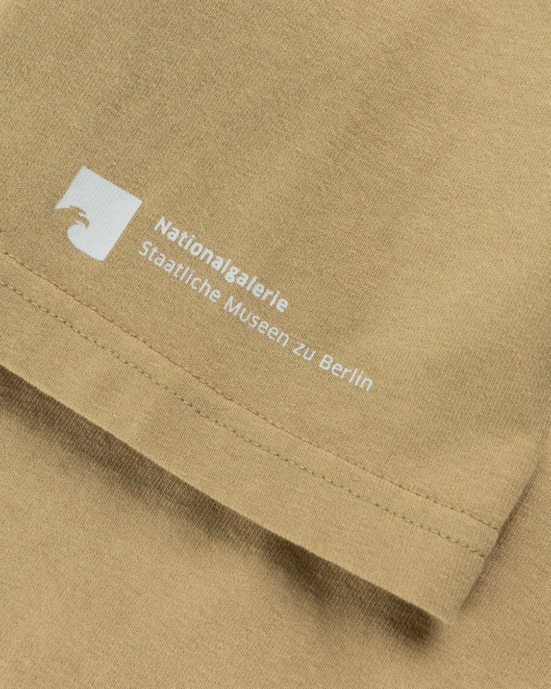Neue Nationalgalerie x Highsnobiety – BERLIN, BERLIN 3 Mies T-Shirt Military Green - T-shirts - Brown - Image 5