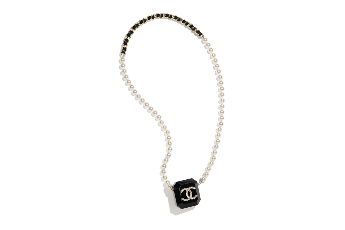 chanel-airpods-case-necklace-02