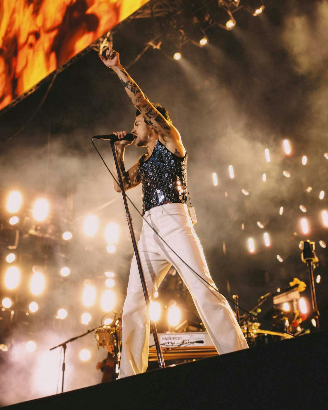 harry-styles-gucci-custom-outfits-love-on-tour--(11)