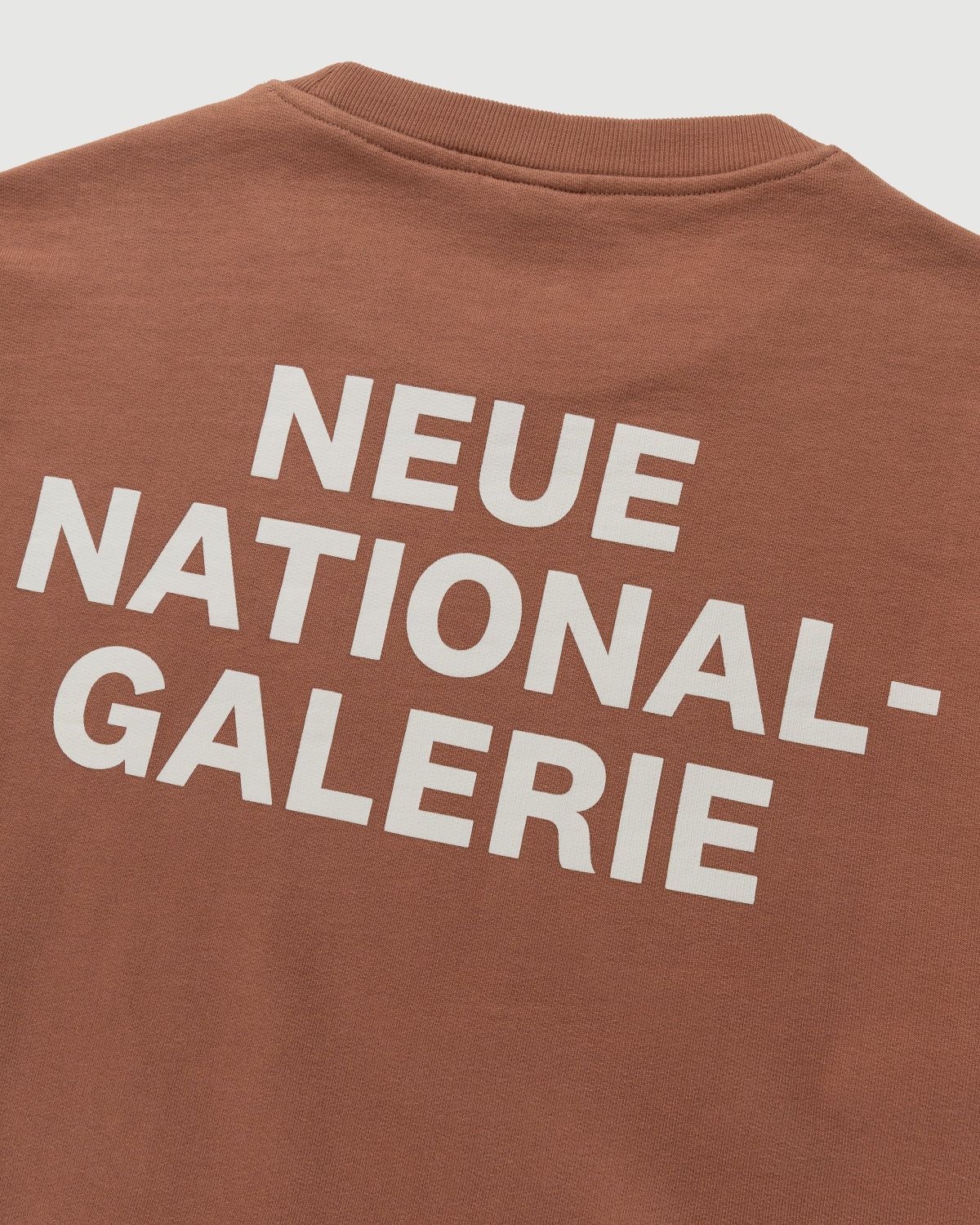 Neue Nationalgalerie x Highsnobiety – BERLIN, BERLIN 3 Crewneck Brown - Sweatshirts - Brown - Image 3