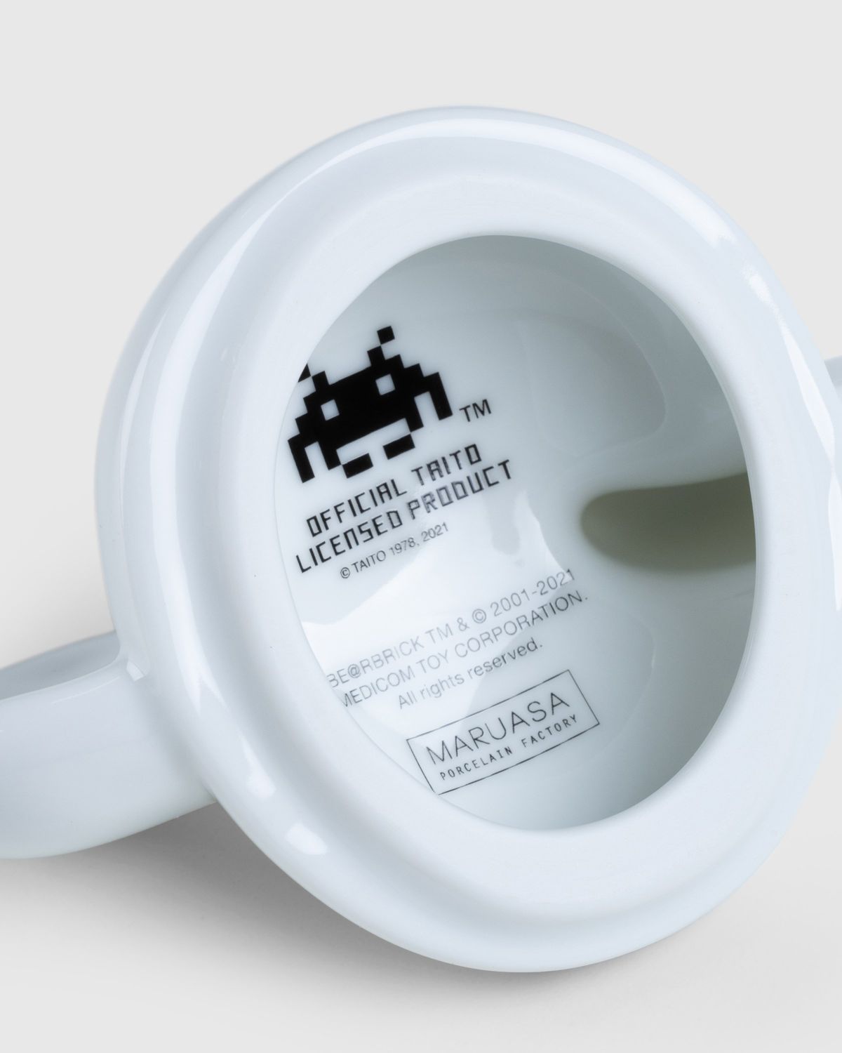 Medicom – Space Invaders Be@rmug White/Black - Ceramics - White - Image 3