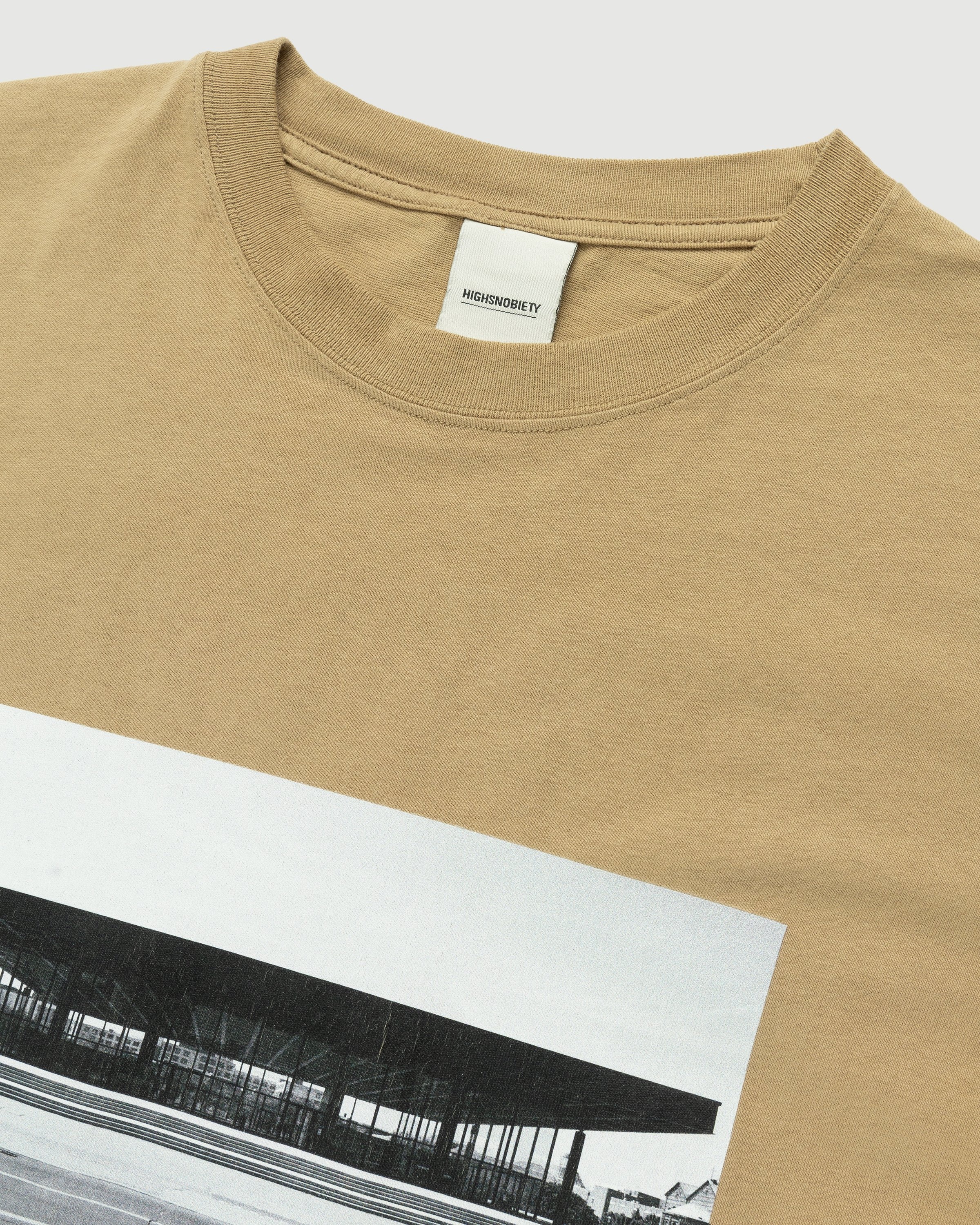 Neue Nationalgalerie x Highsnobiety – BERLIN, BERLIN 3 Mies T-Shirt Military Green - T-shirts - Brown - Image 4