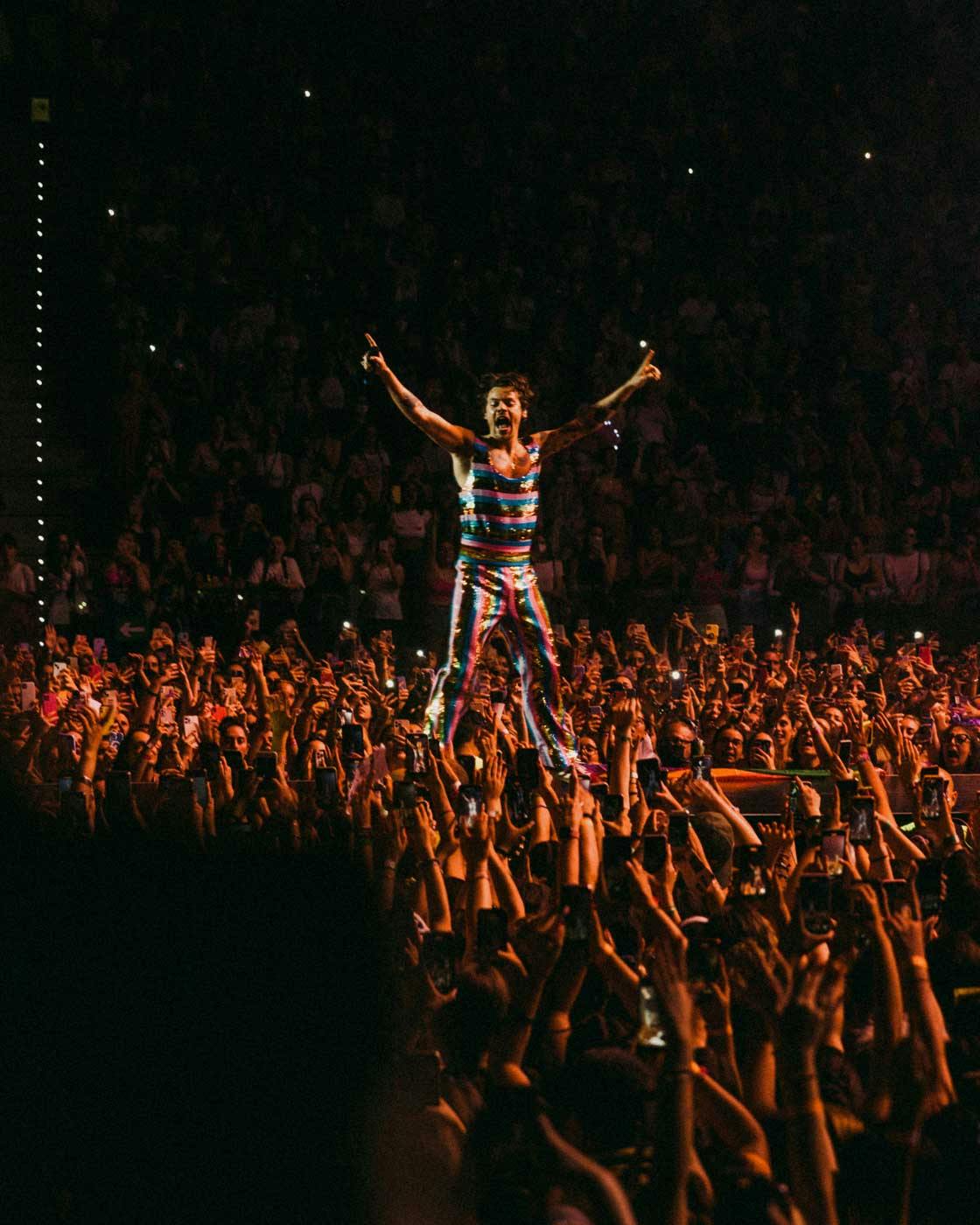 harry-styles-gucci-custom-outfits-love-on-tour--(6)