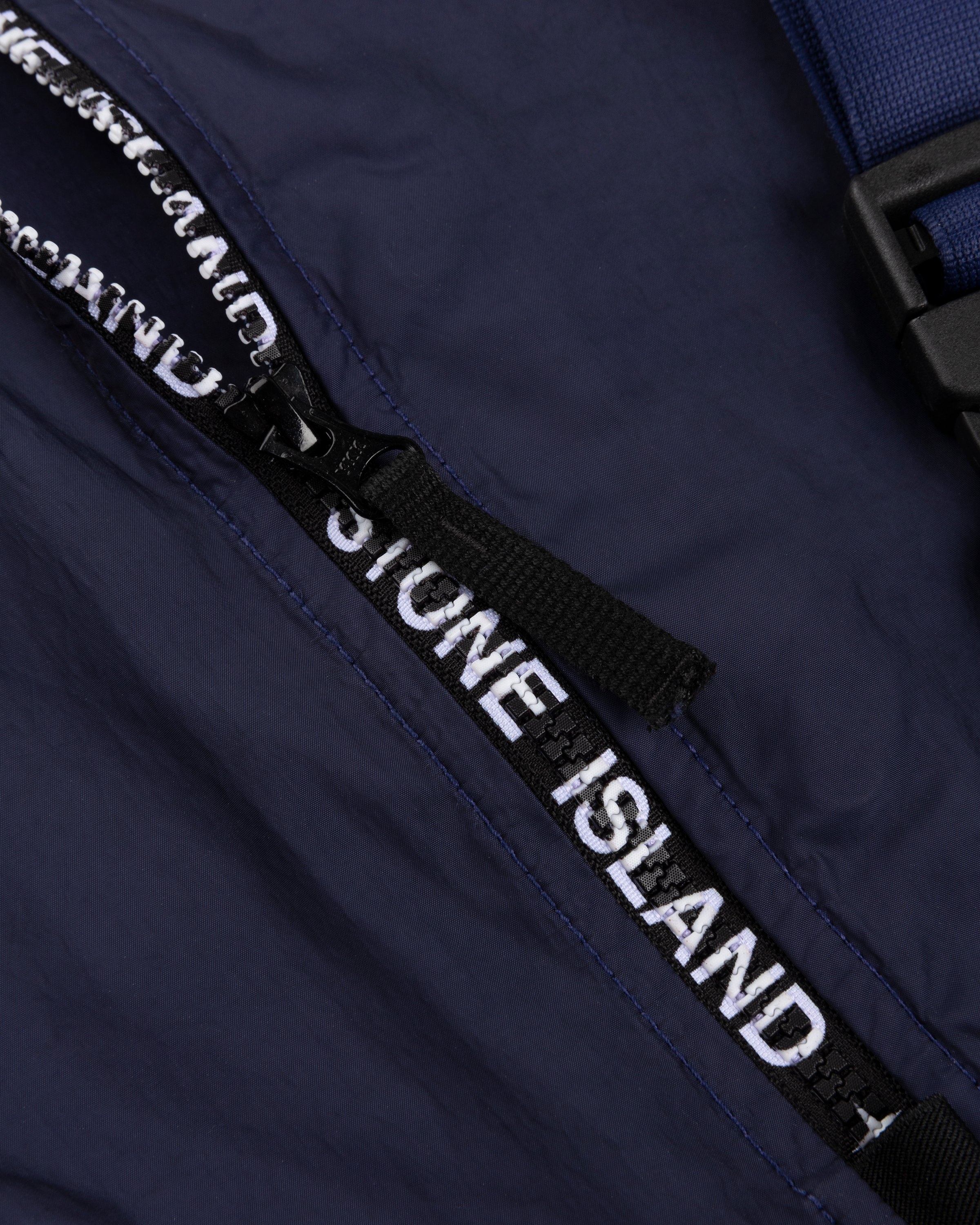 Stone Island – 93466 Logo Beach Towel With Nylon Bag Royal - Towels - Blue - Image 6
