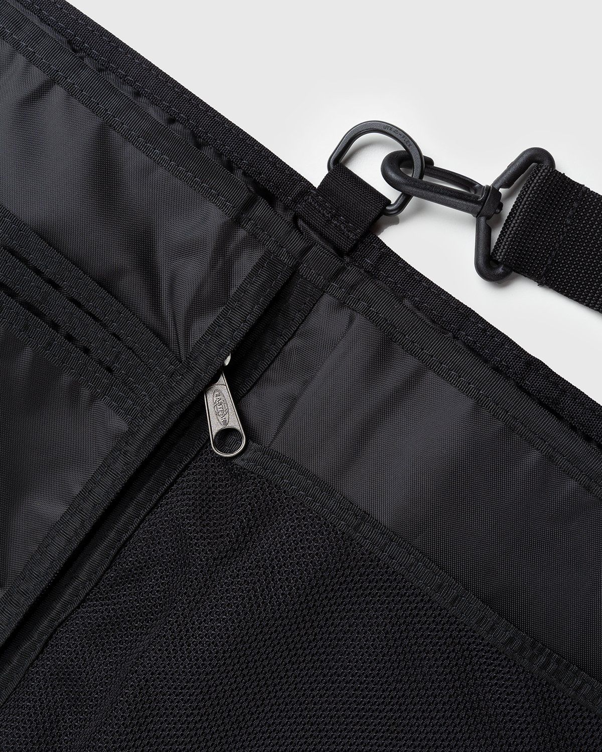 MM6 Maison Margiela x Eastpak – Borsa Tracolla Shoulder Bag Black - Bags - Black - Image 5