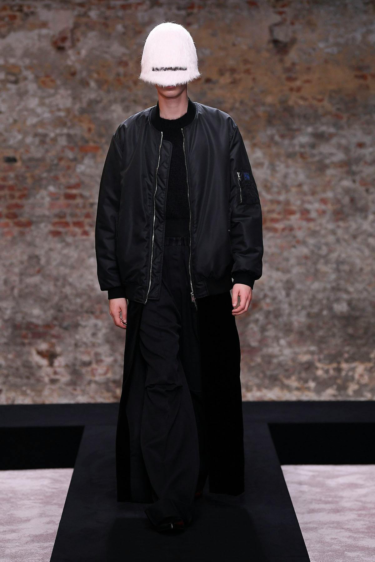 raf-simons-fw22-mens-womens-collection-37