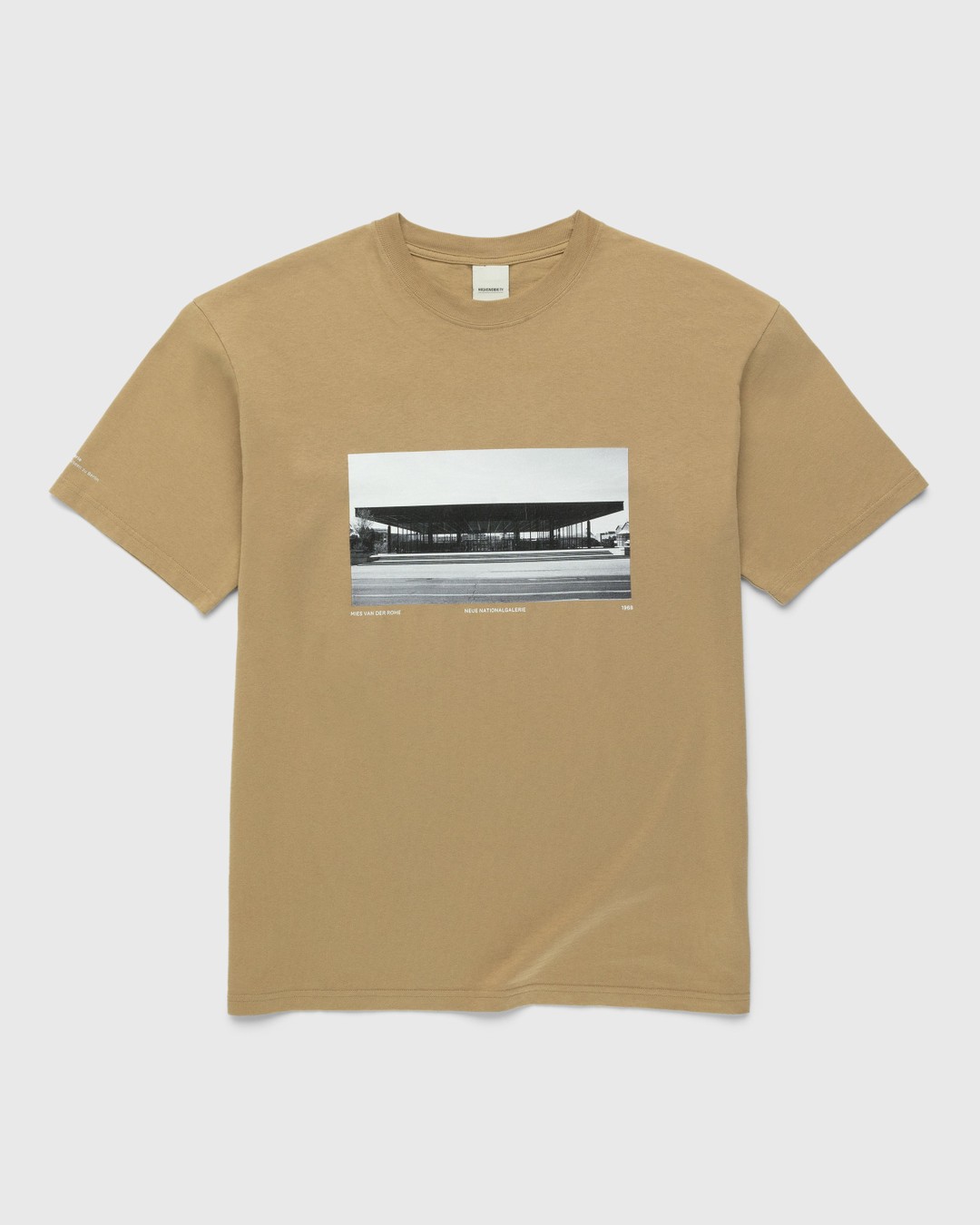 Neue Nationalgalerie x Highsnobiety – BERLIN, BERLIN 3 Mies T-Shirt Military Green - T-shirts - Brown - Image 1
