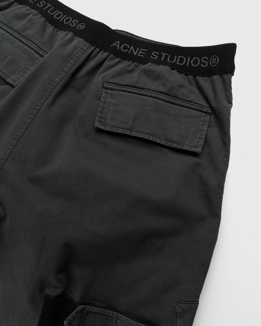 Acne Studios – Chevron Cargo Pants Anthracite Grey - Pants - Grey - Image 4