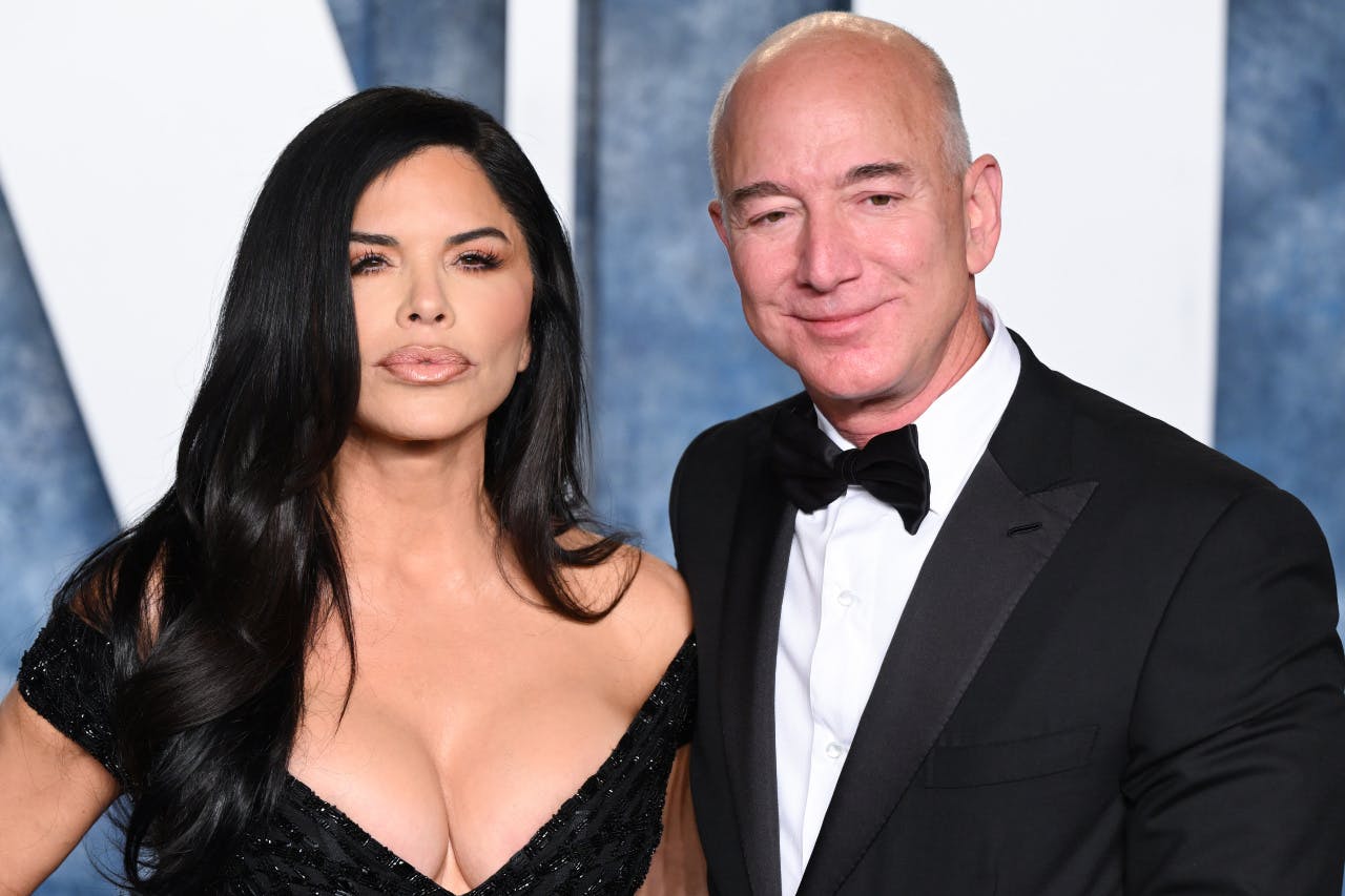 jeff-bezos-superyacht-features-a-figurehead-of-his-girlfriend
