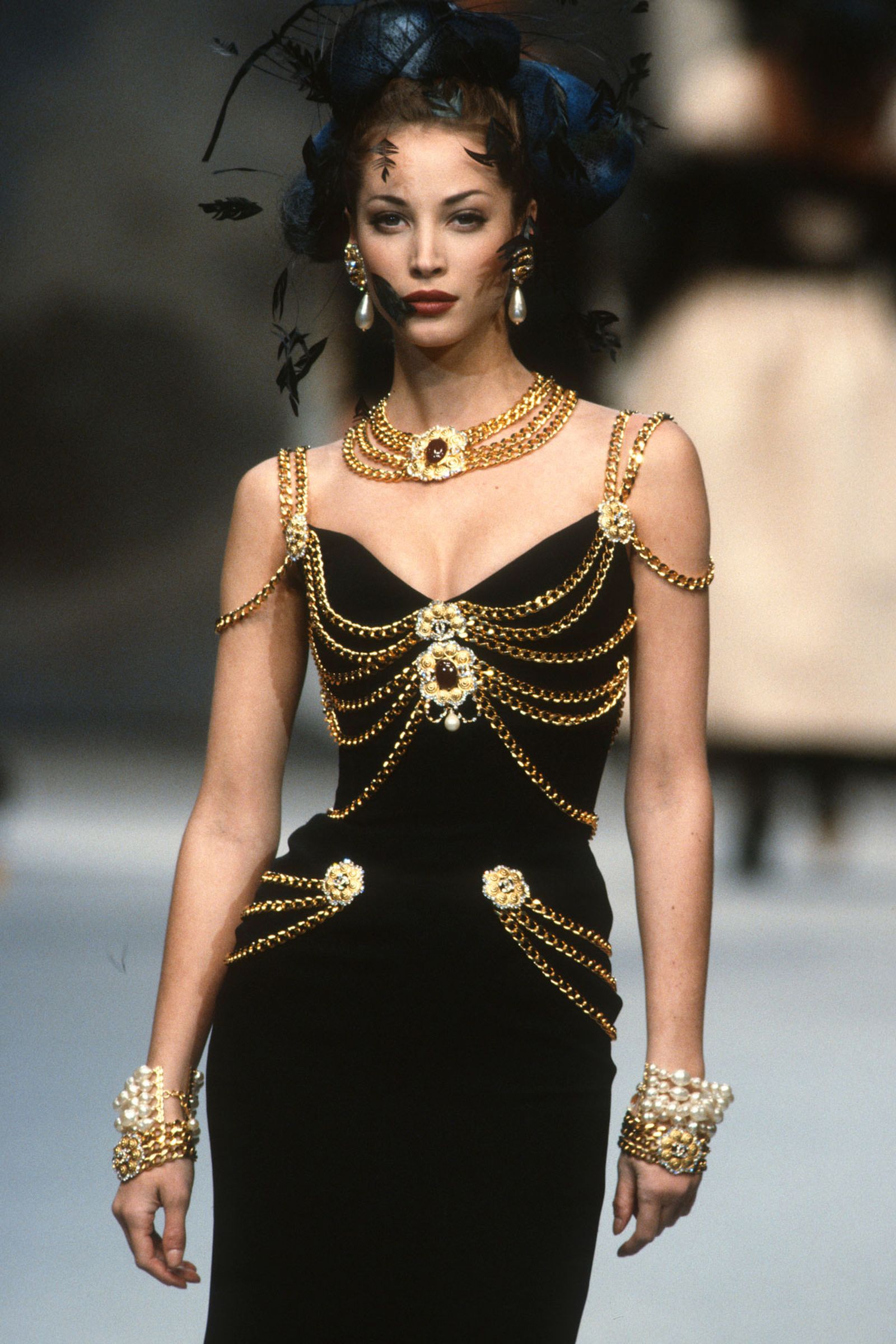 Top 74+ imagen chanel black dress with chains
