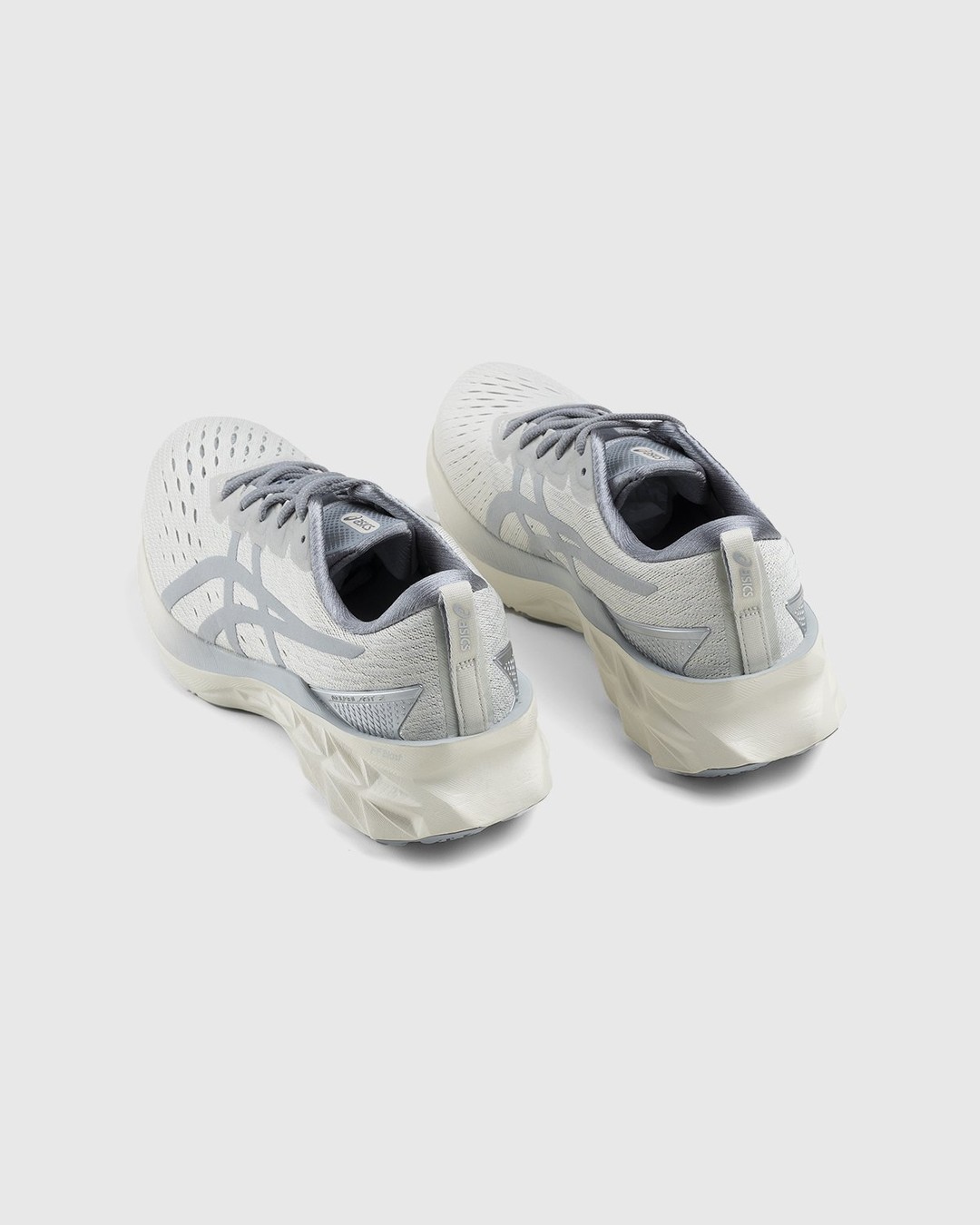 asics – Novablast 2 SPS Smoke Grey Piedmont Grey - Sneakers - Beige - Image 4