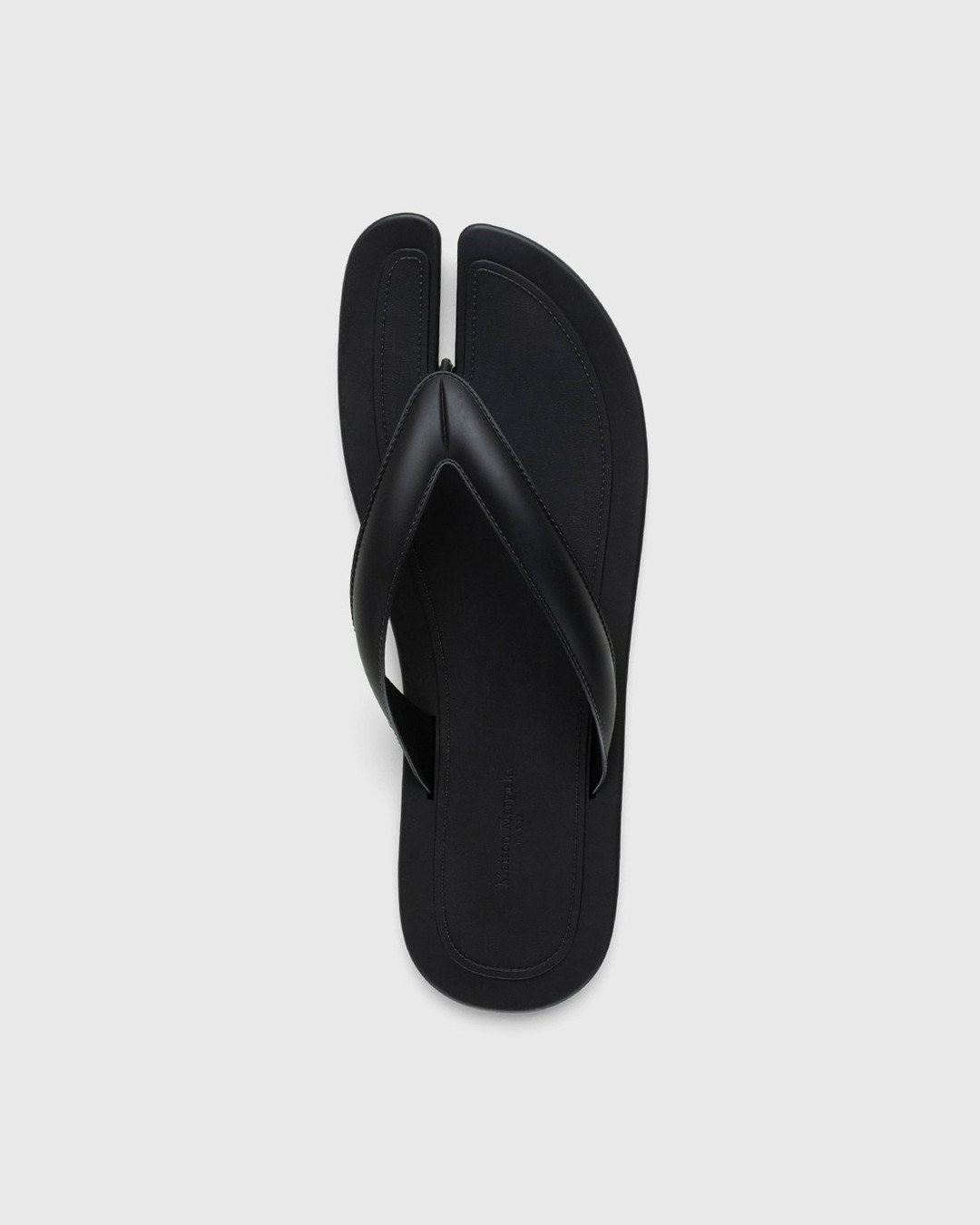 Maison Margiela – Tabi Flip-Flops Black - Sandals & Slides - Black - Image 1