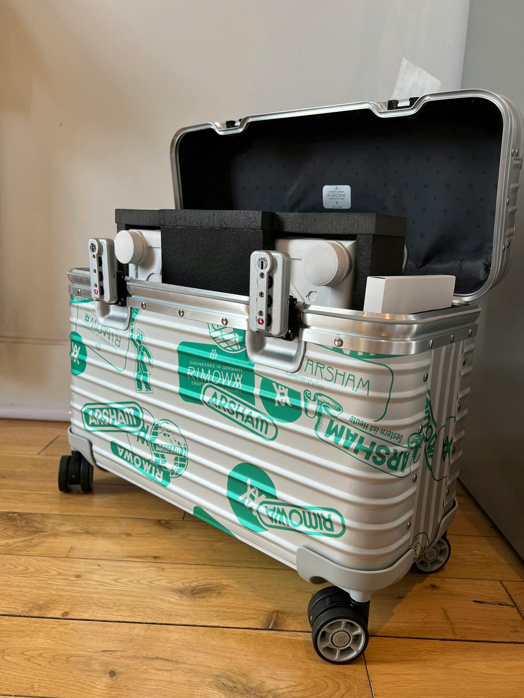 daniel-arsham-rimowa-turntable-luggage-case (1)
