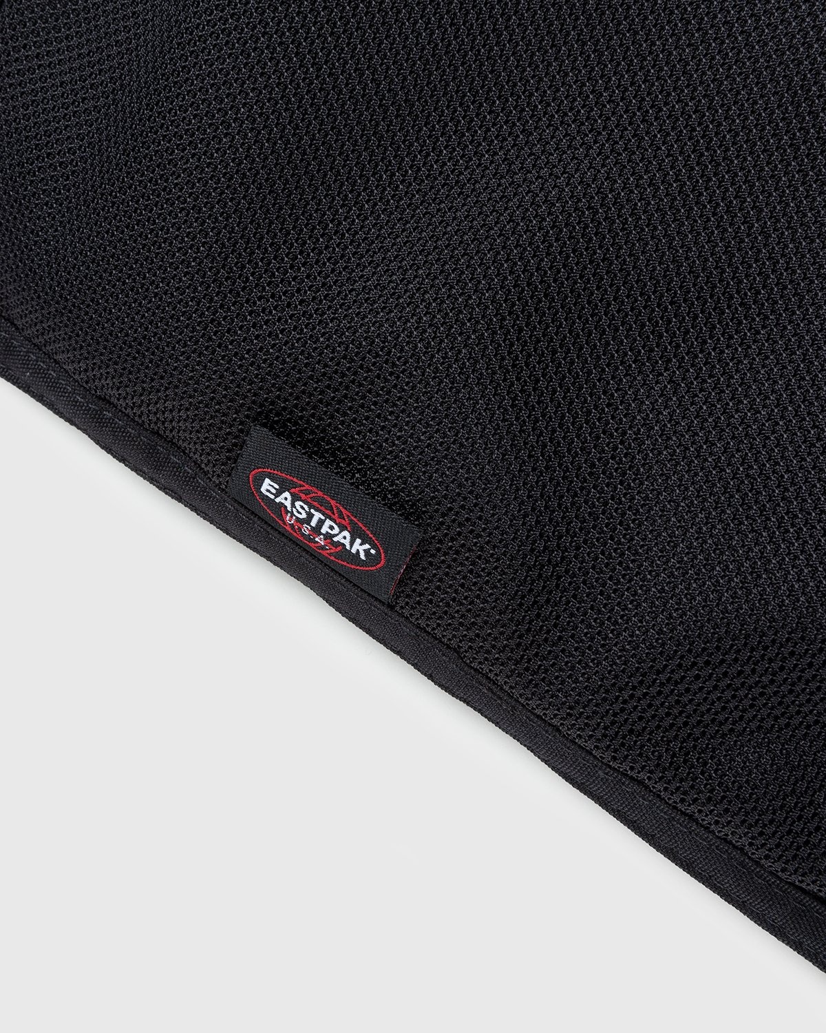 MM6 Maison Margiela x Eastpak – Borsa Tracolla Shoulder Bag Black - Bags - Black - Image 4