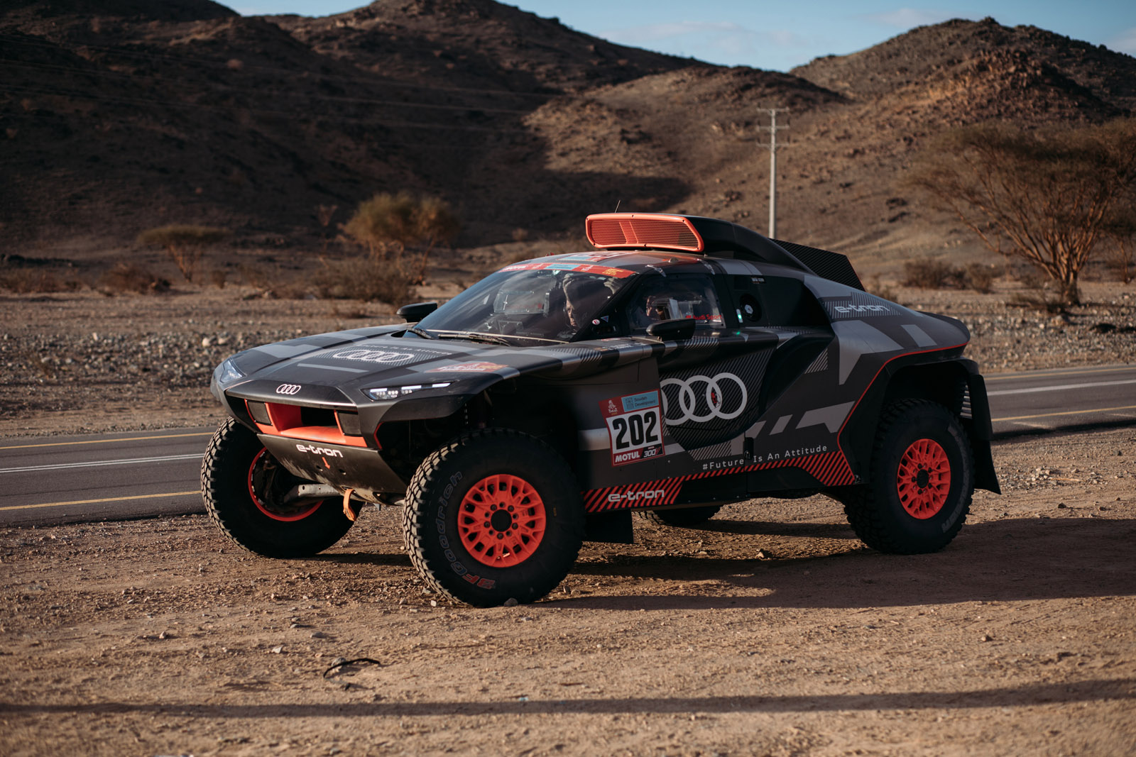 Das hier gezeigte Fahrzeug ist das Rally Dakar Fahrzeug, das nicht als Serienmodell erhältlich ist. The vehicle shown is the Rally Dakar vehicle, not available for public sale.