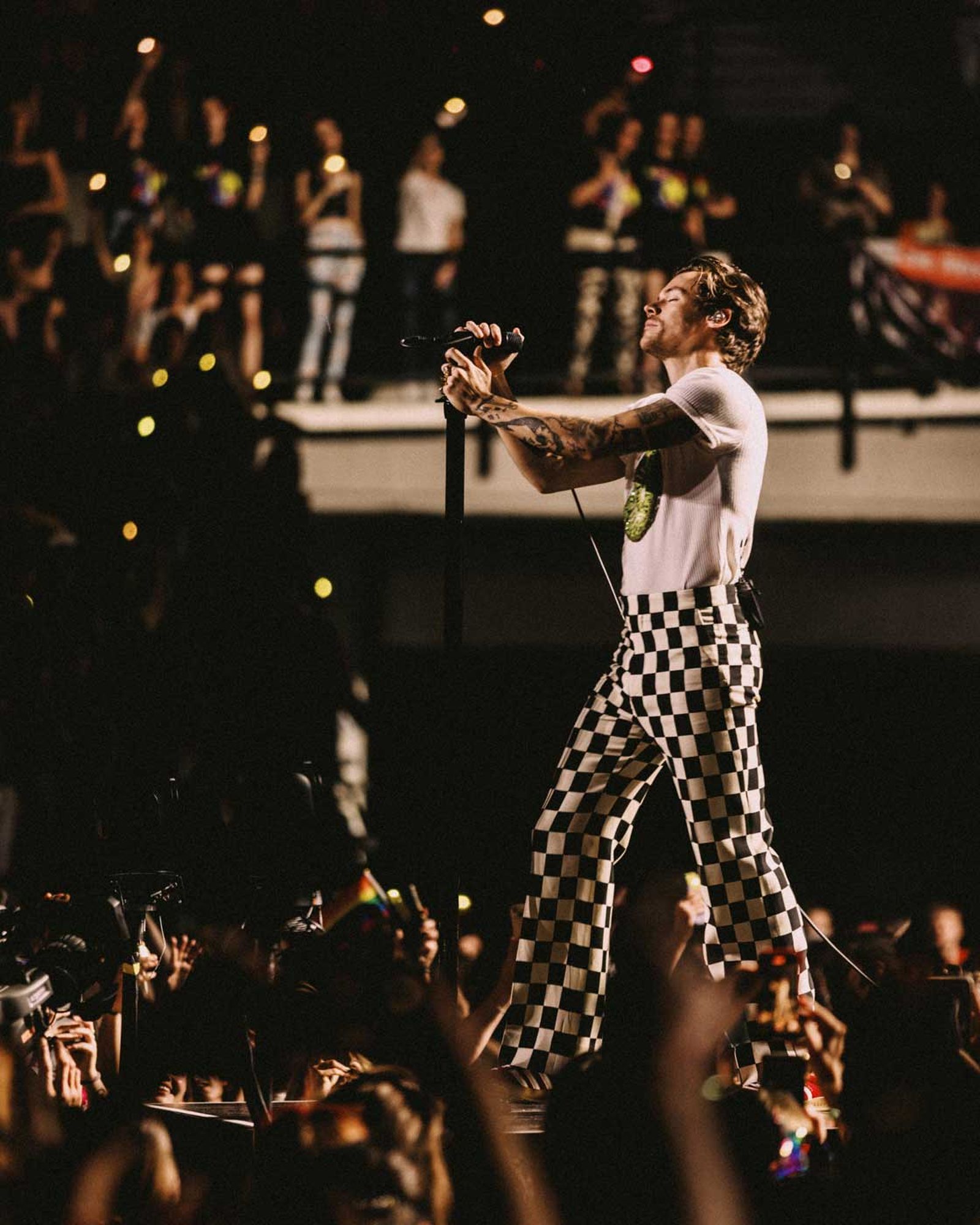 harry-styles-gucci-custom-outfits-love-on-tour--(10)