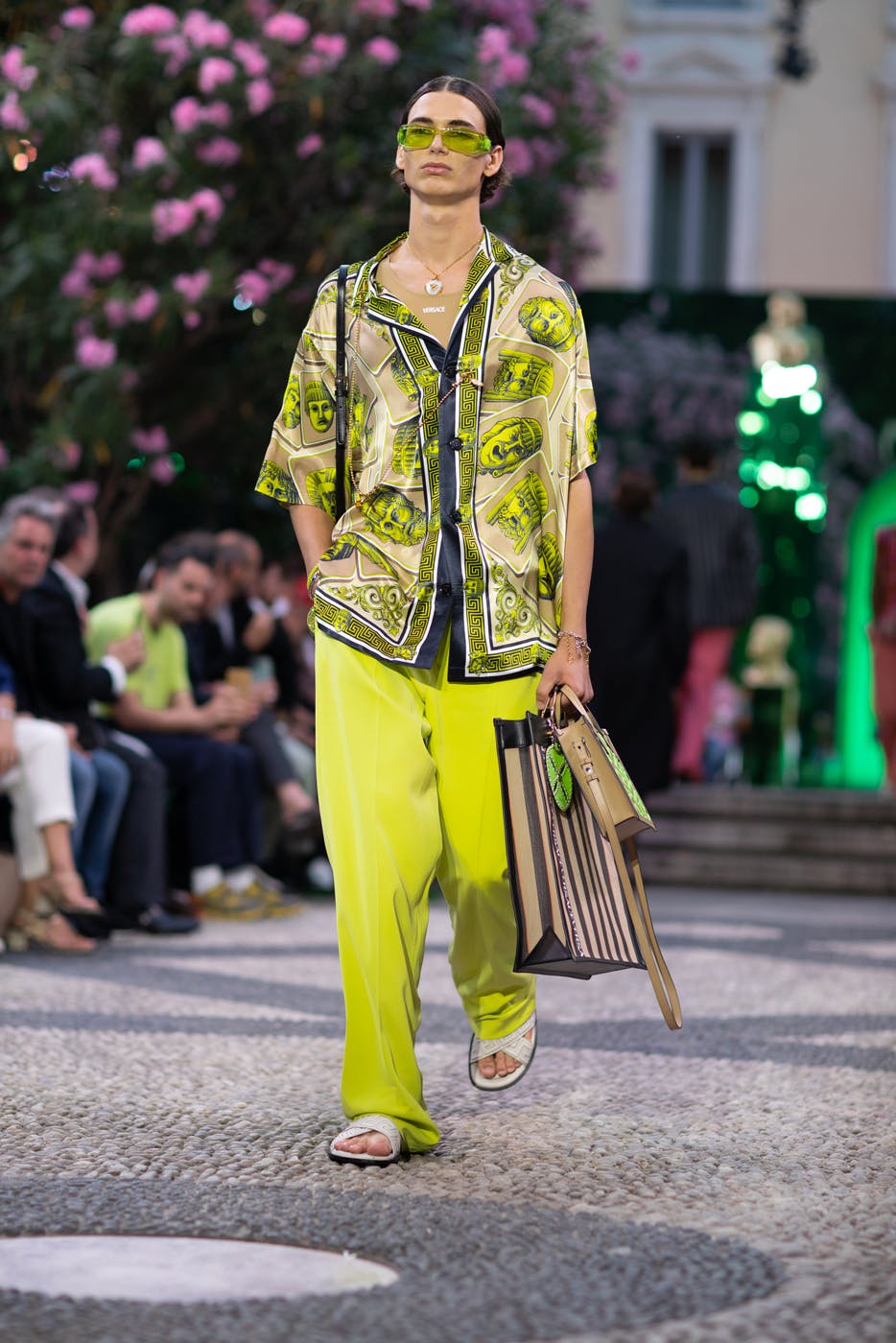 versace-ss23-collection-runway-vase-accessories (17)