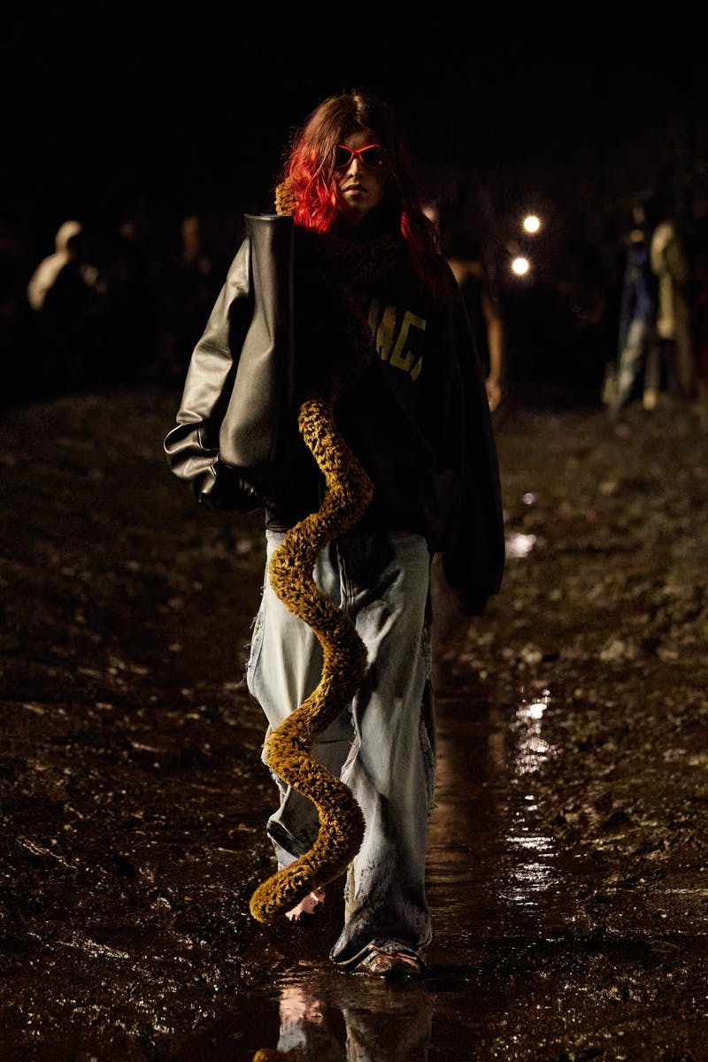 lento fertilizante Sympton Balenciaga Summer 2023 Fashion Show: Kanye, Mud & Fake Babies