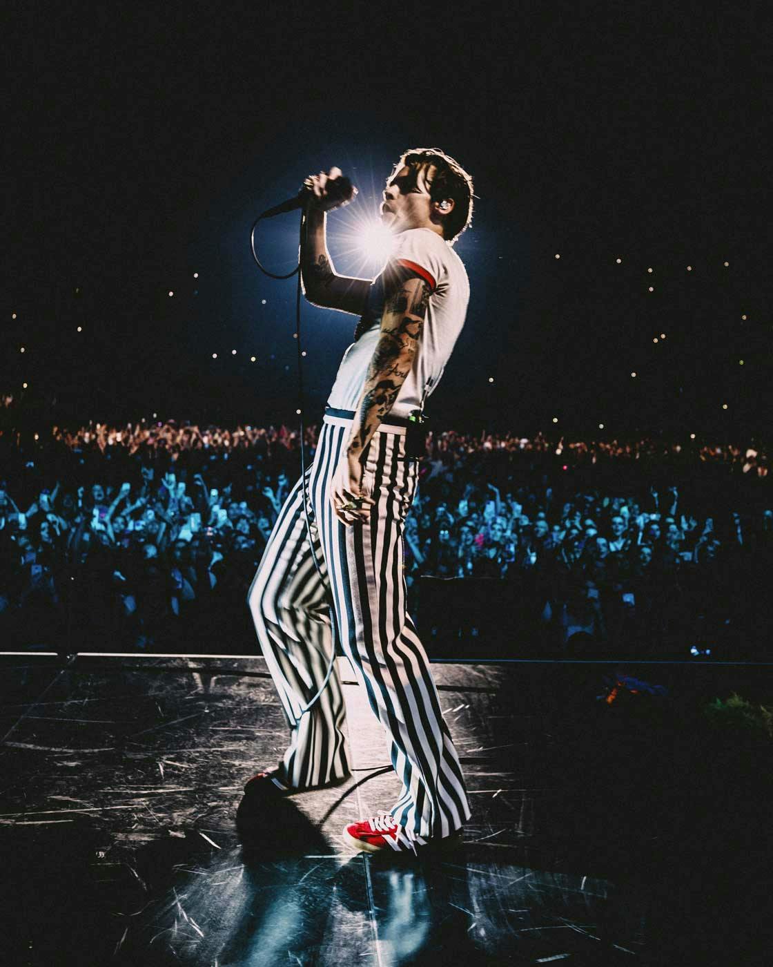 harry-styles-gucci-custom-outfits-love-on-tour--(9)