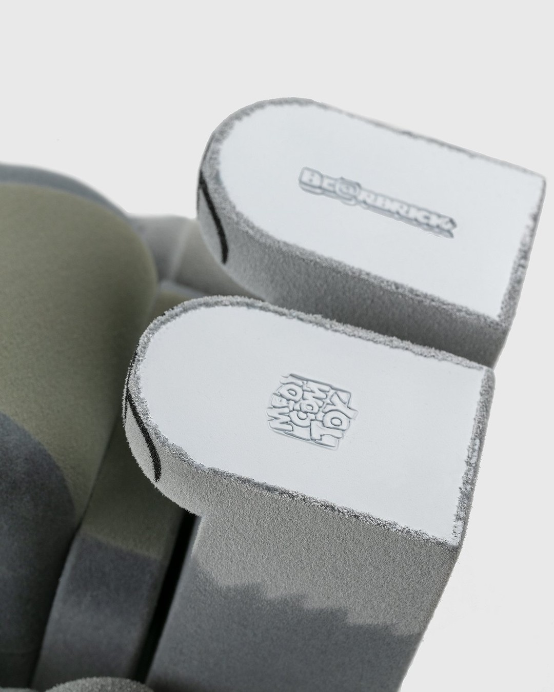 Medicom – Be@rbrick Tom Flocky 100% and 400% Set Grey - Toys - Grey - Image 4