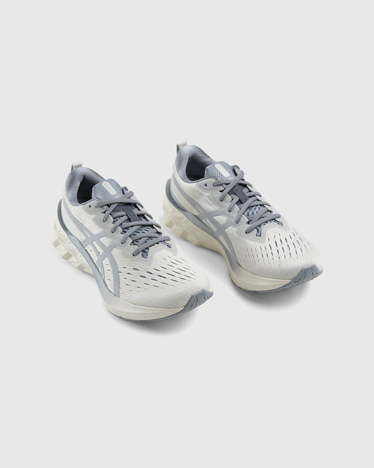asics – Novablast 2 SPS Smoke Grey Piedmont Grey - Low Top Sneakers - Beige - Image 3