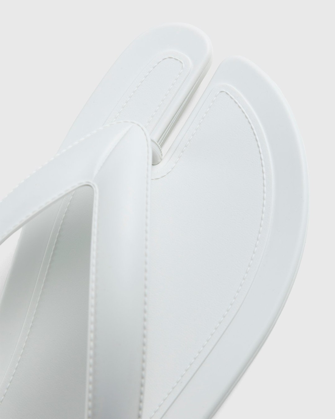 Maison Margiela – Tabi Flip-Flops White - Sandals - White - Image 5