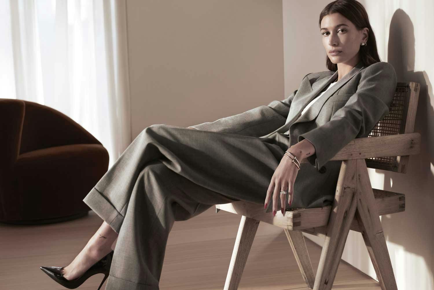 hailey-bieber-tiffany-t-collection-campaign (3)