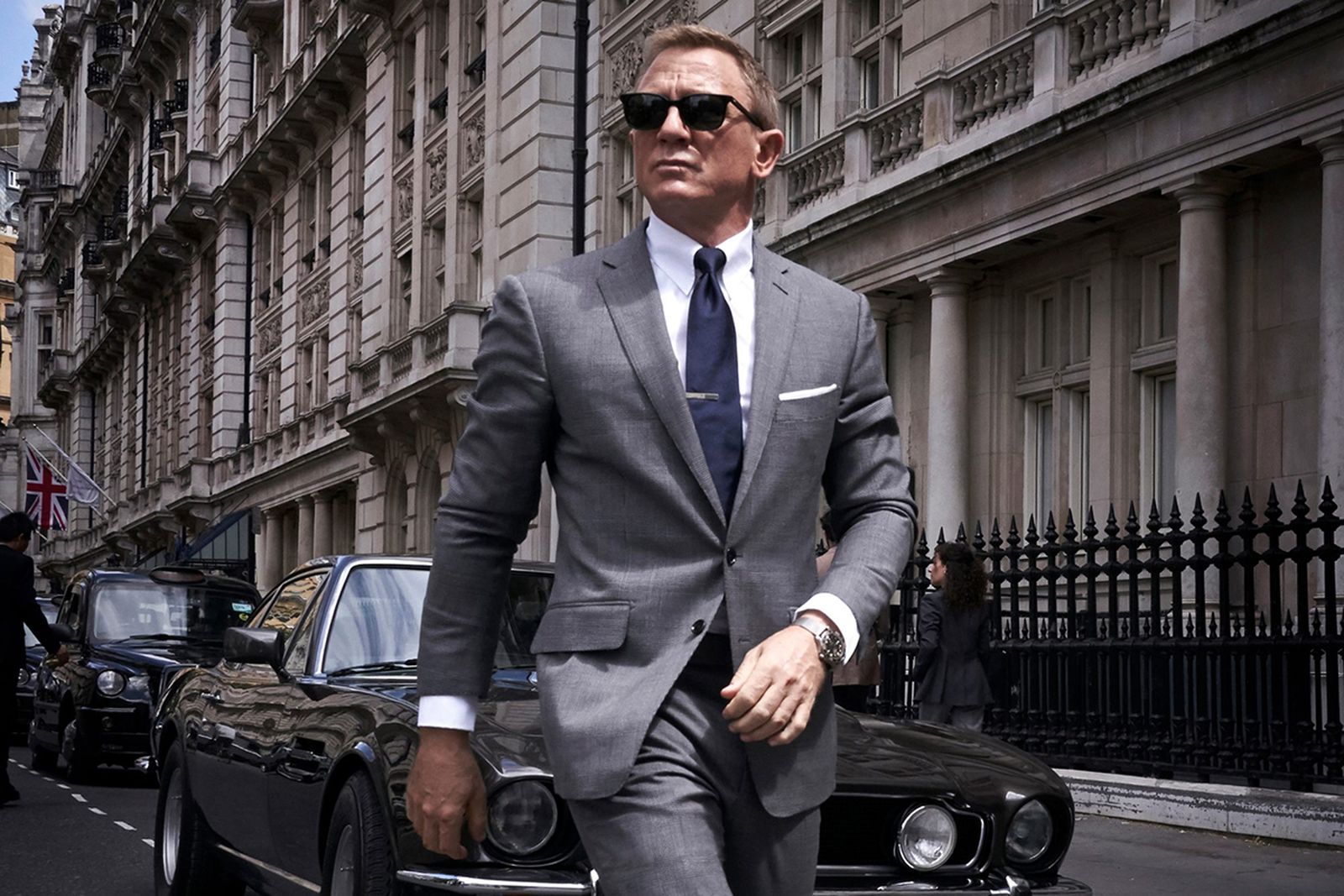 Daniel Craig James Bond suit tie sunglasses