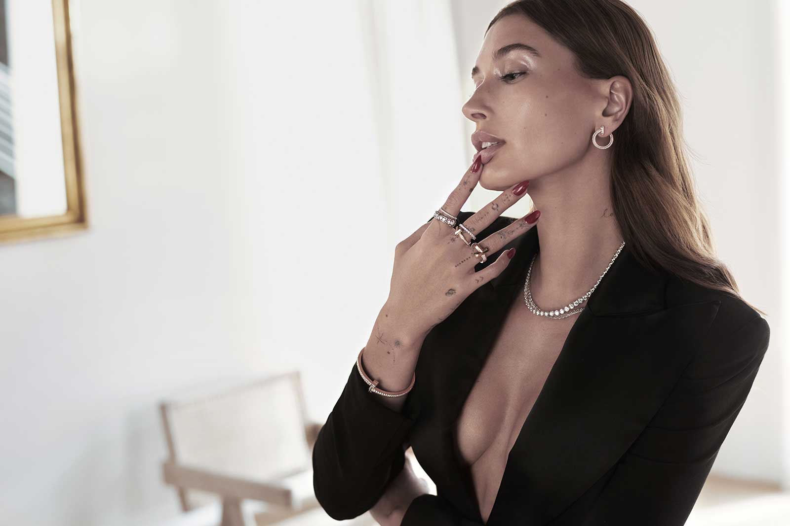 hailey-bieber-tiffany-t-collection-campaign (2)