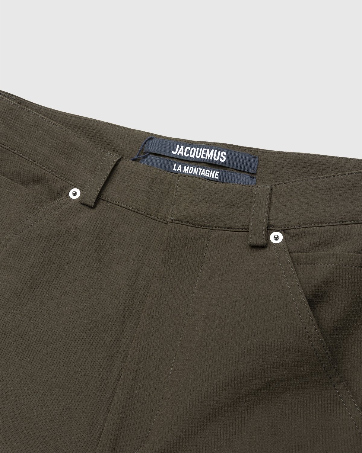 JACQUEMUS – Le Pantalon Peche Dark Khaki - Trousers - Green - Image 3