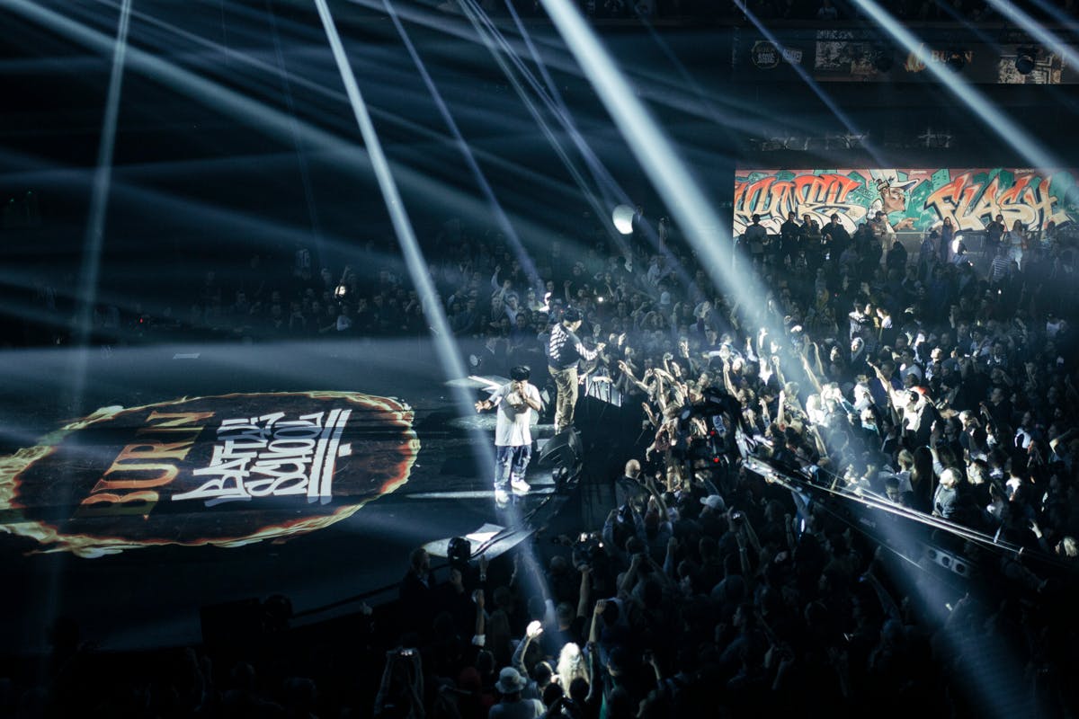 burn-battle-school-moscow-crowd3