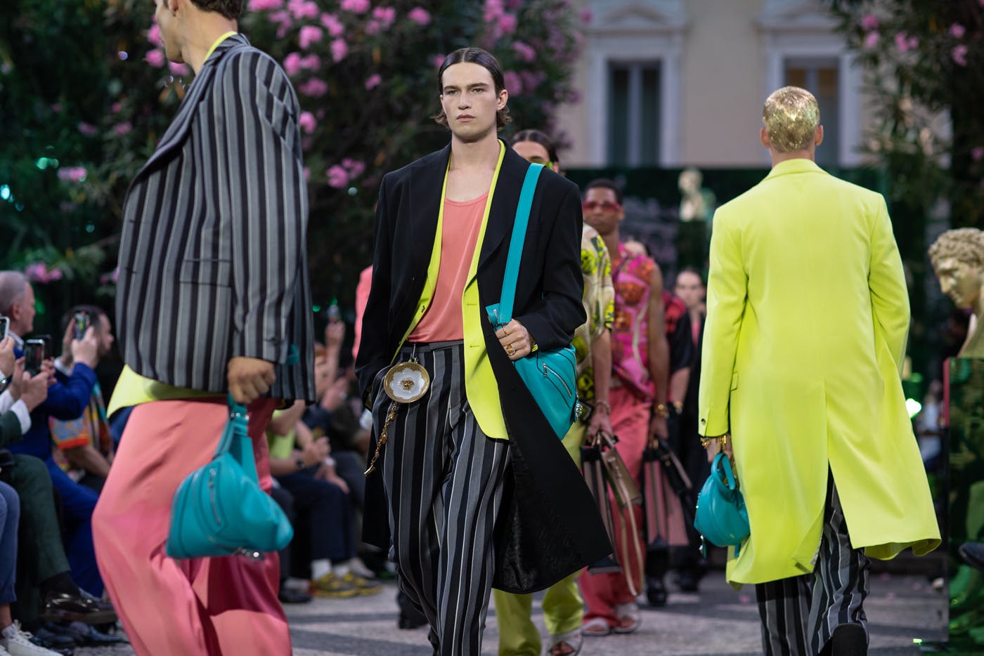 versace-ss23-collection-runway-vase-accessories (40)