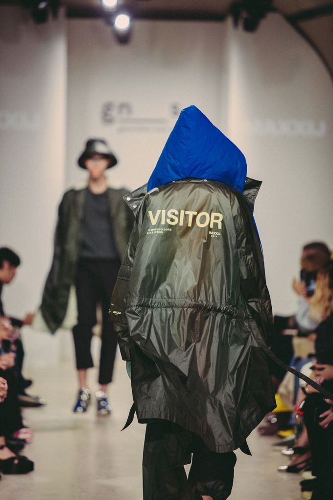 MAXXIJ Shows Iridescent Garms at Seoul Fashion Week