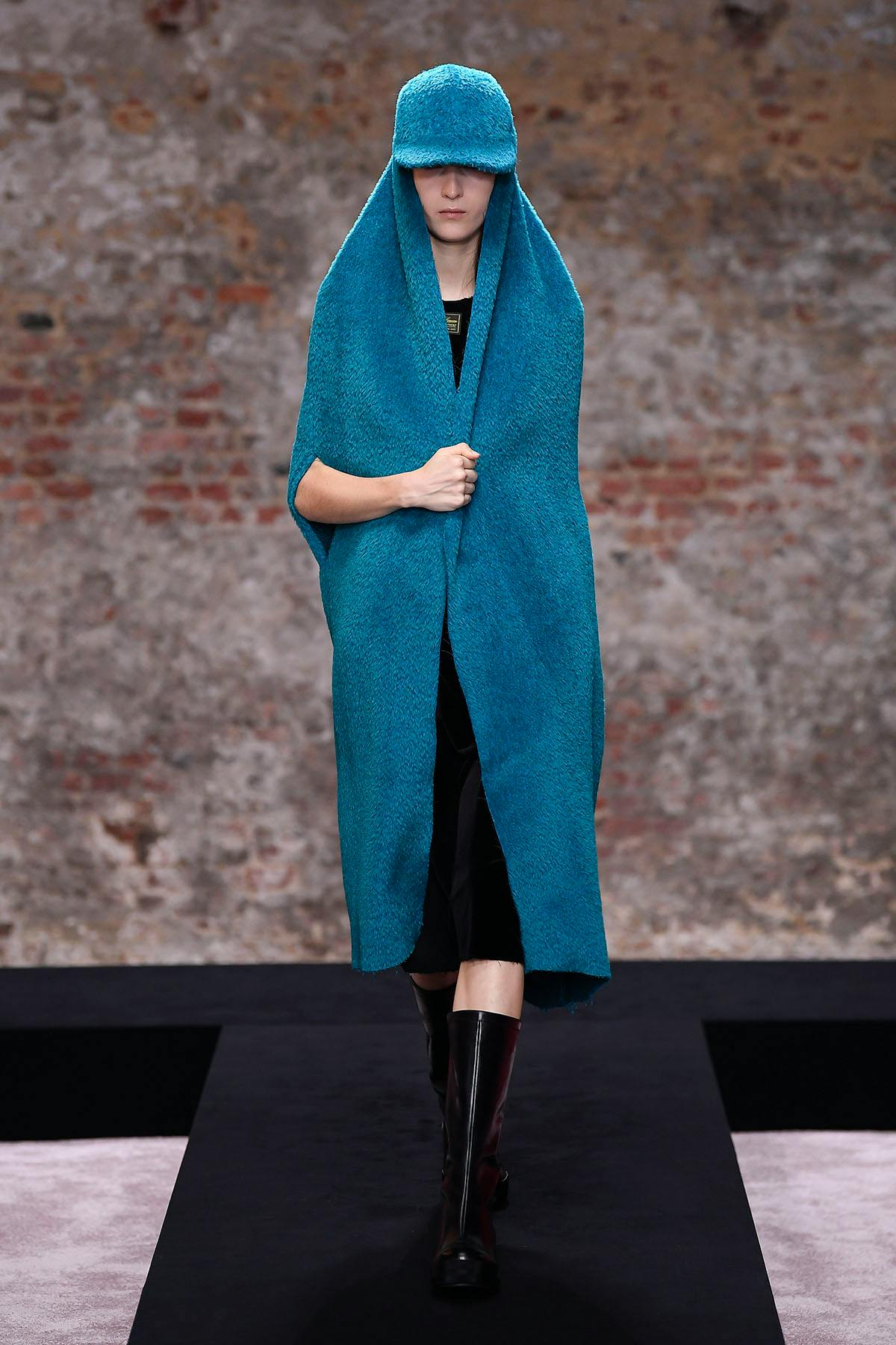 raf-simons-fw22-mens-womens-collection-52