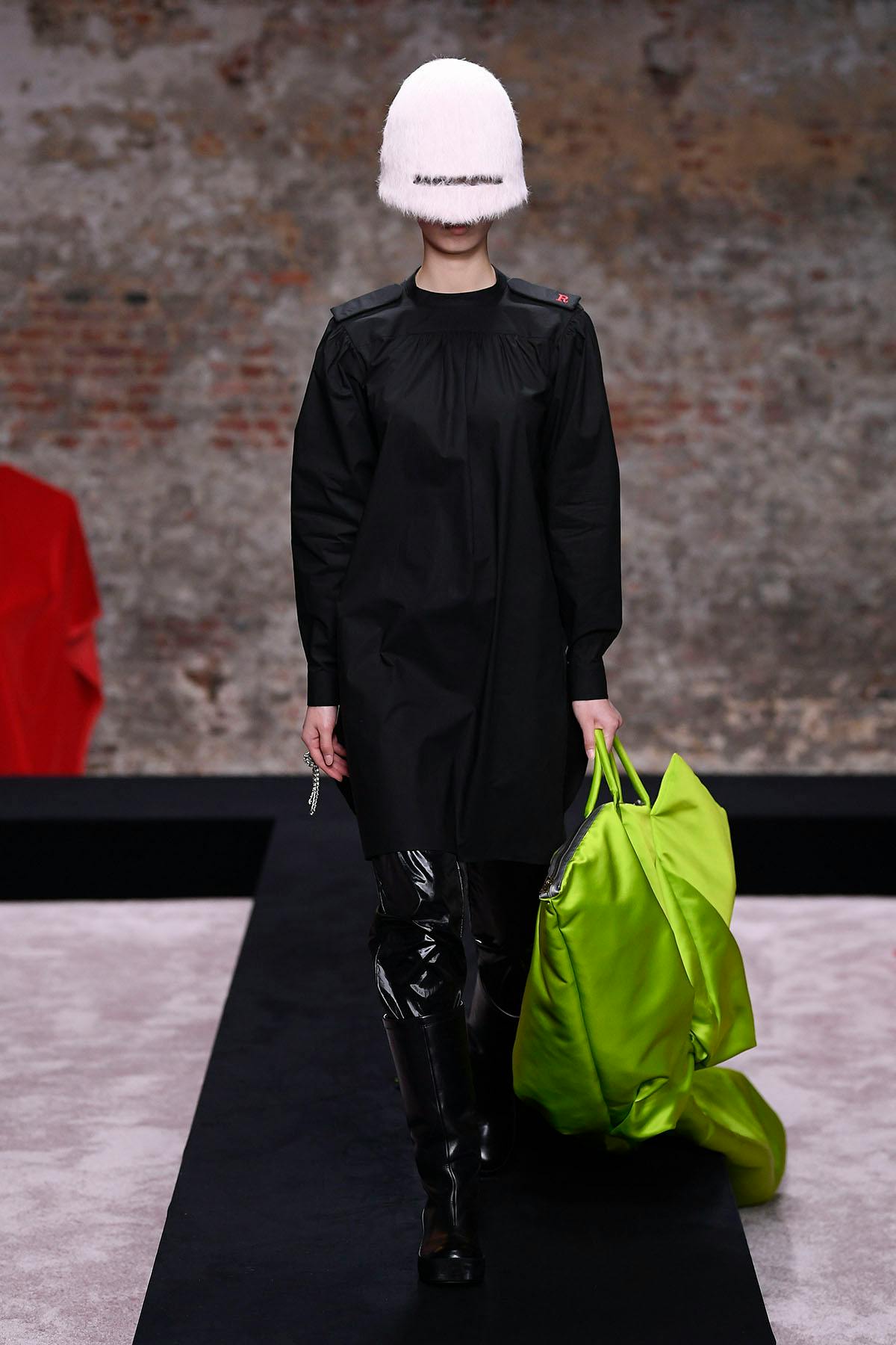 raf-simons-fw22-mens-womens-collection-41