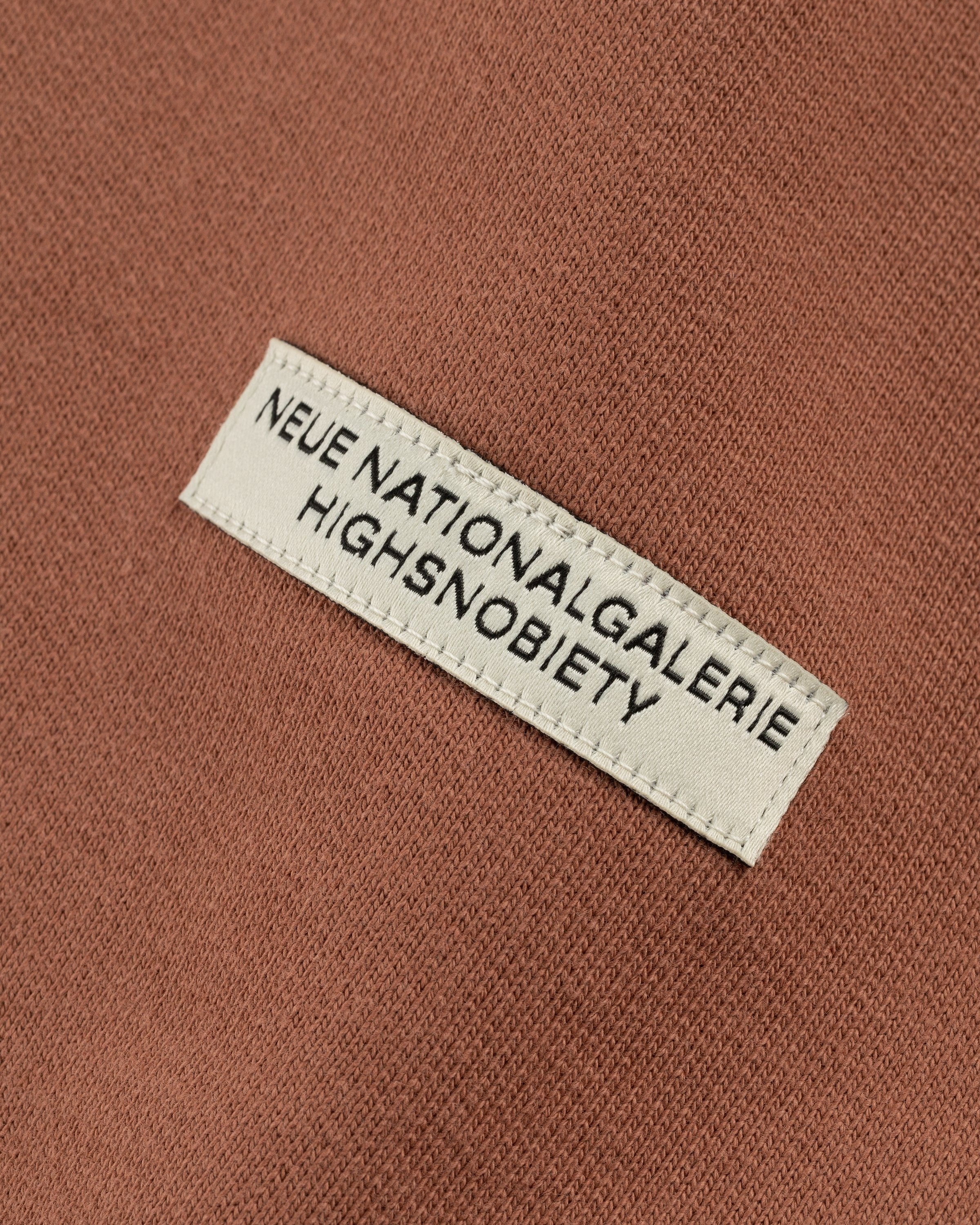 Neue Nationalgalerie x Highsnobiety – BERLIN, BERLIN 3 Crewneck Brown - Sweats - Brown - Image 4