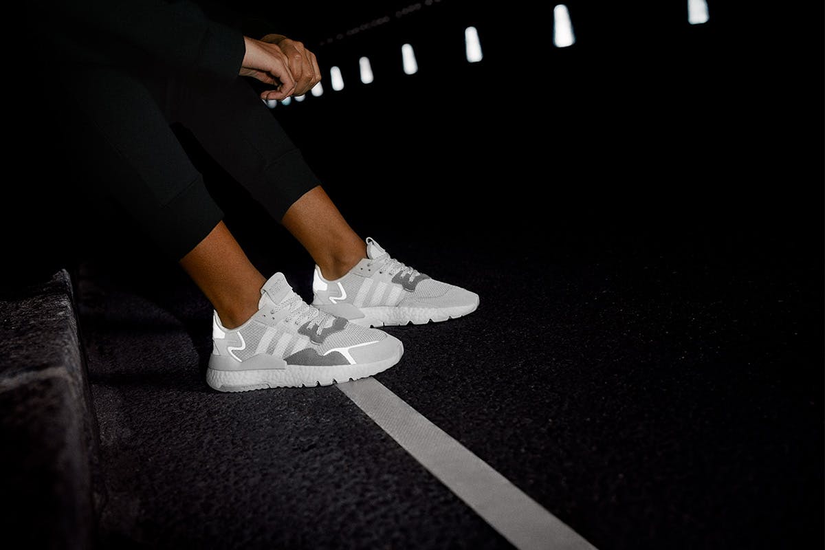 Адидас кроссовки песня. Adidas Night Jogger White. Адидас Найт джогер кроссовки. Adidas Nite Jogger белые. Adidas Night Jogger женские.